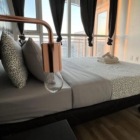 Stunning Luxurious Lakeview Condo By Cn Tower Торонто Экстерьер фото